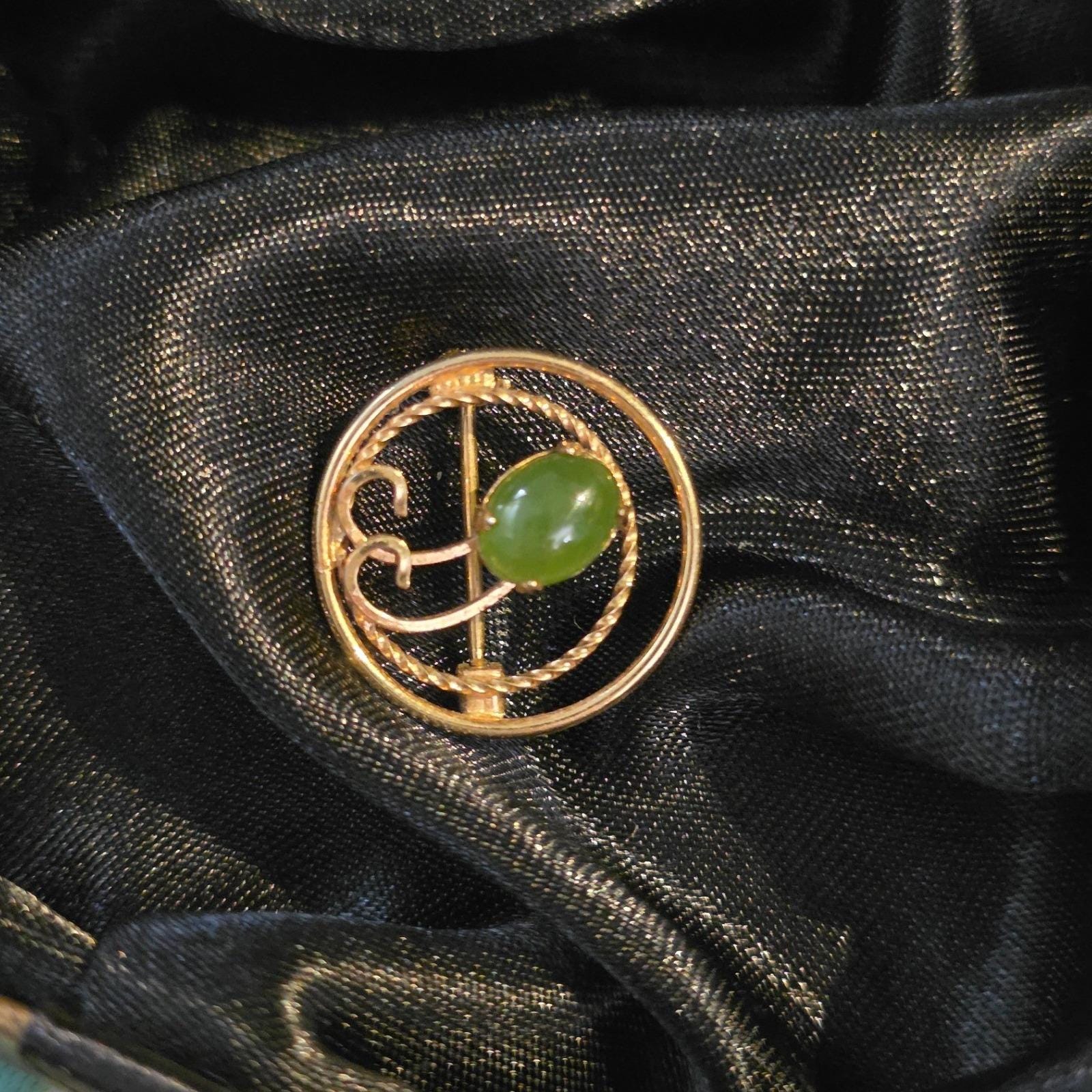 Vintage Gold Tone Green Jade Wreath Brooch Scroll Circle Pin 0.75" - View 5