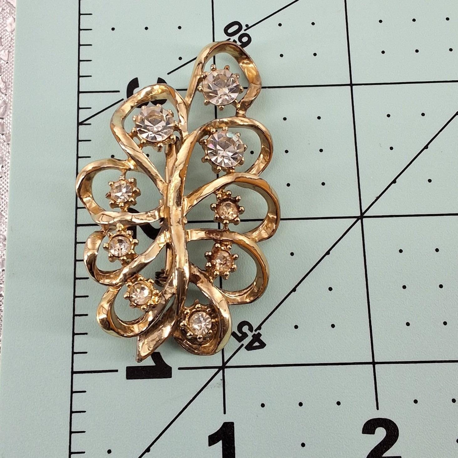 Vintage Gold Tone Rhinestone Bow Brooch Pin Clear Crystal Mid Century 50s - View 4