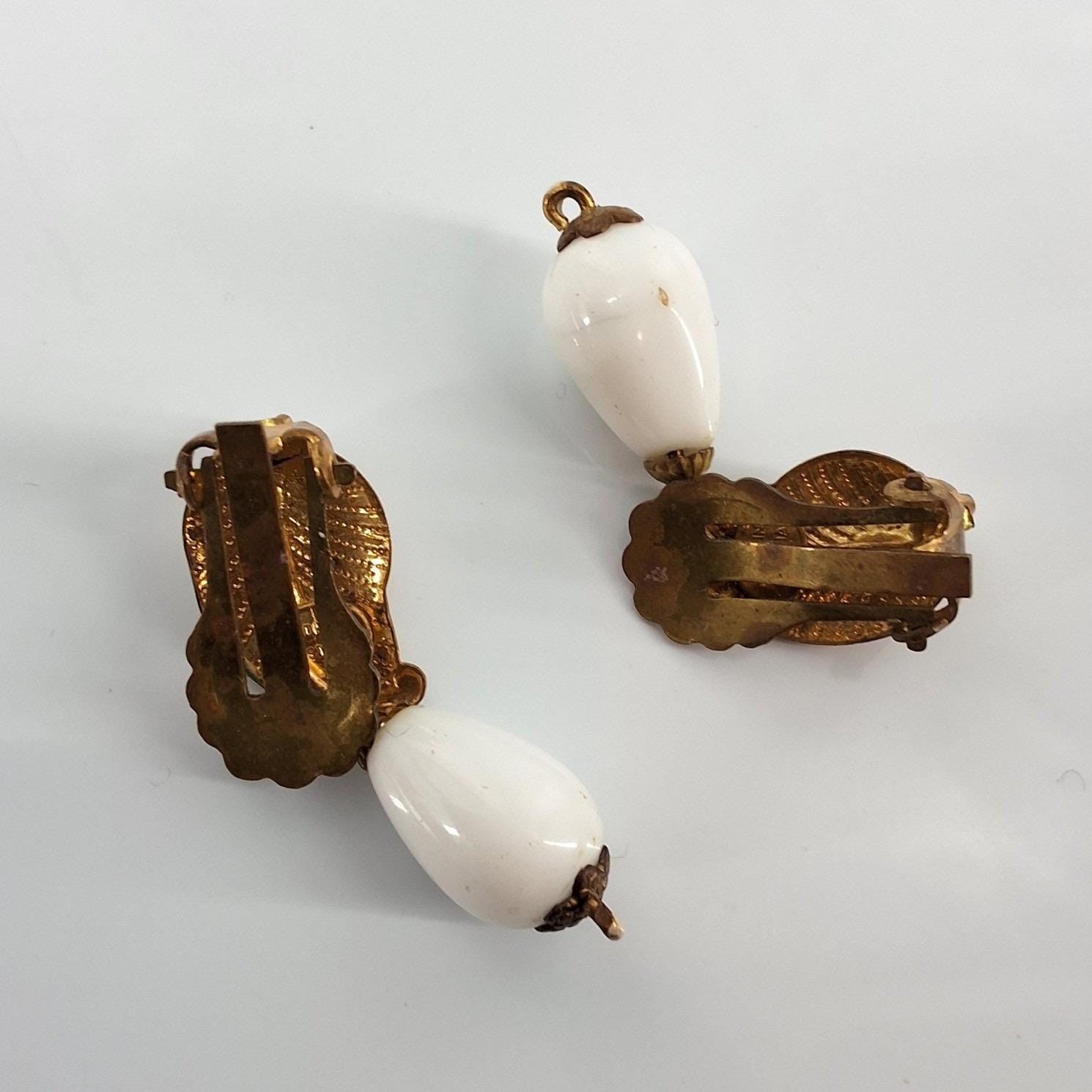 Vintage White Milk Glass Teardrop Leaf Clip On Earrings Gold Tone - View 4