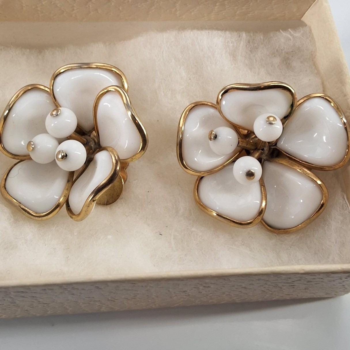 Vintage Crown Trifari White Poured Glass Floral Clip Earrings Alfred Philippe