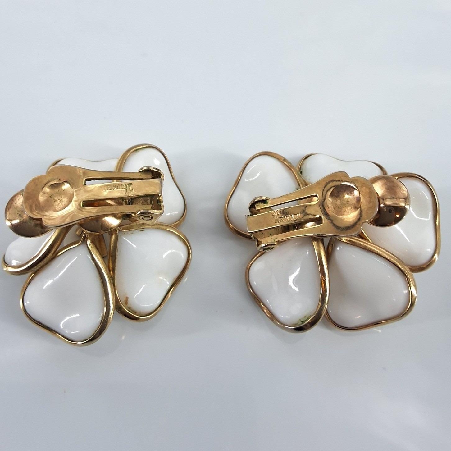 Vintage Crown Trifari White Poured Glass Floral Clip Earrings Alfred Philippe - View 3