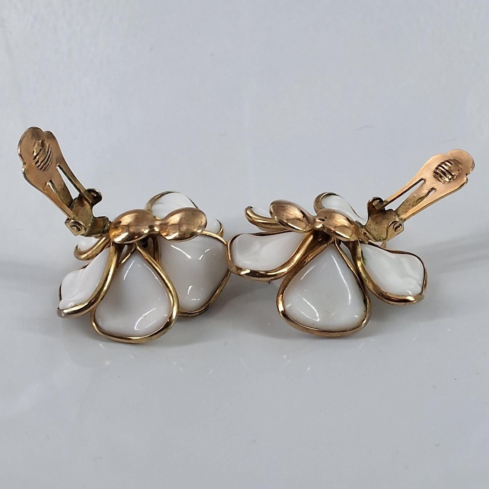Vintage Crown Trifari White Poured Glass Floral Clip Earrings Alfred Philippe - View 5