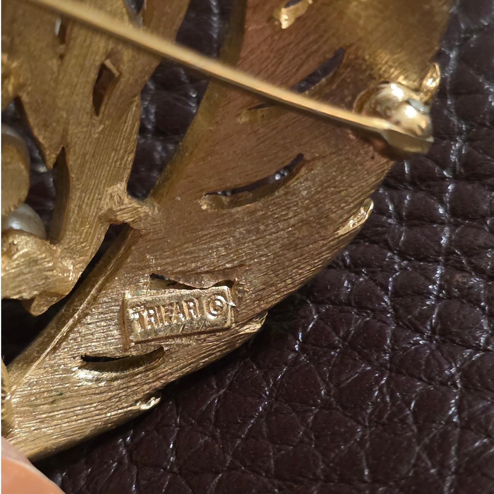 Vintage Crown Trifari Faux Pearl Leaf Brooch Gold Tone Mid-Century Botanical Pin - View 4
