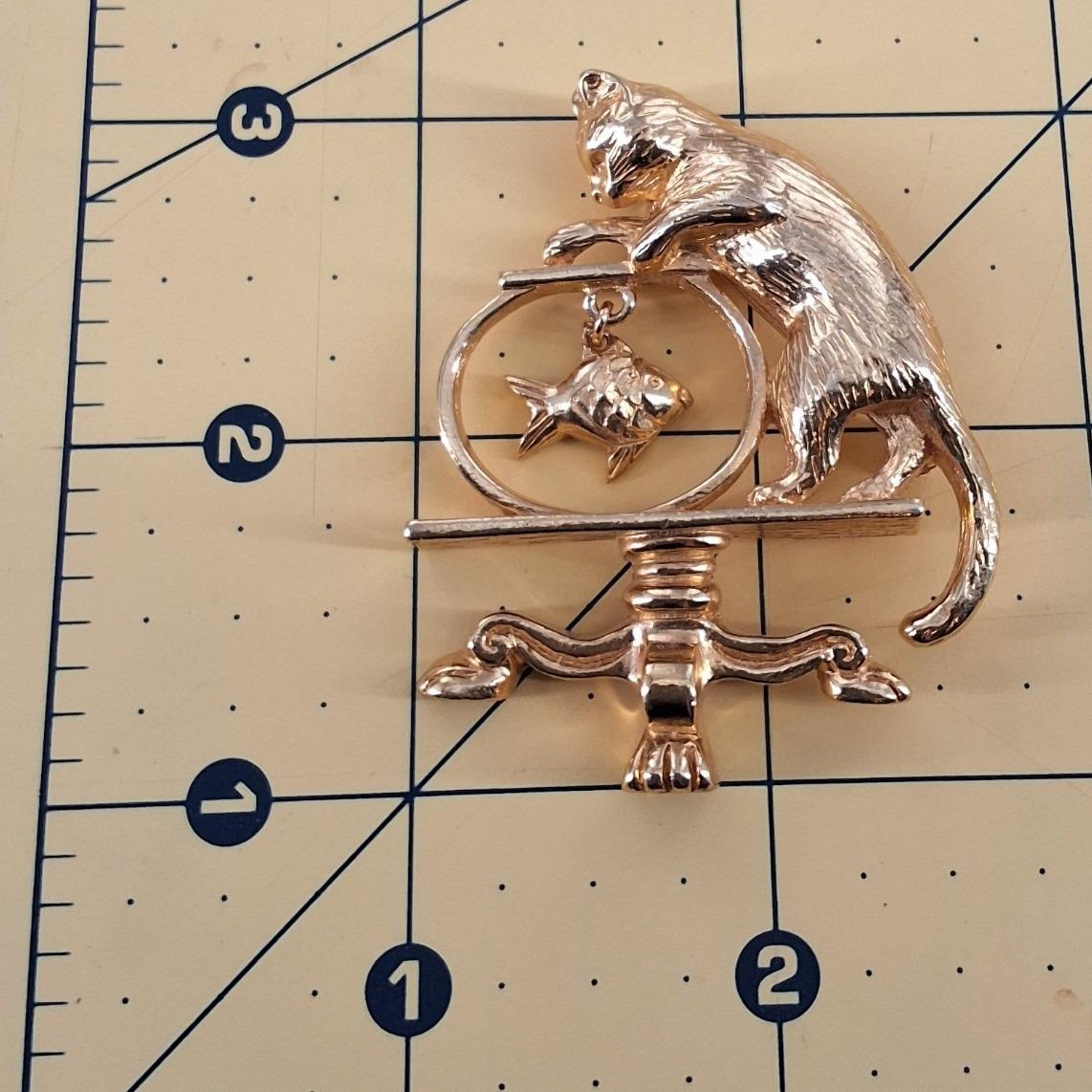 Vintage 1994 Avon Naughty Cat & Fishbowl Brooch Gold Tone Dangling Goldfish Pin - View 4