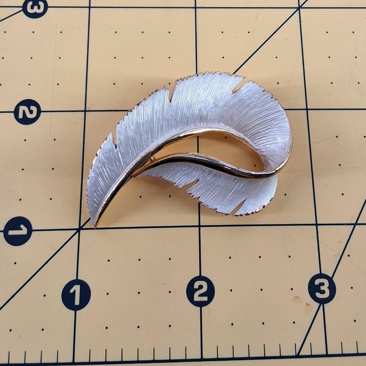 Vintage JJ Jonette White Enamel Feather Brooch Pin Signed Gold Tone 80s - View 5