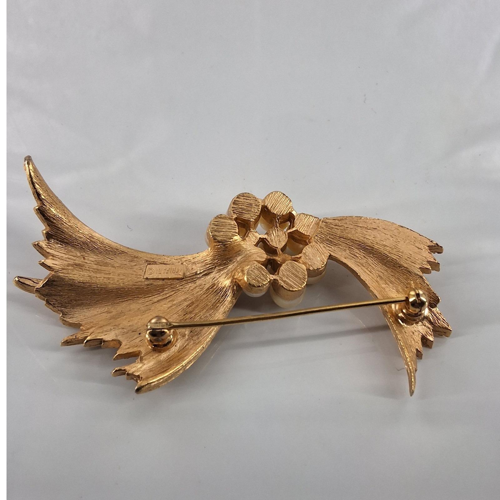 Vintage Crown Trifari Gold Tone Faux Pearl Ribbon Cluster Brooch Mid-Century - View 4