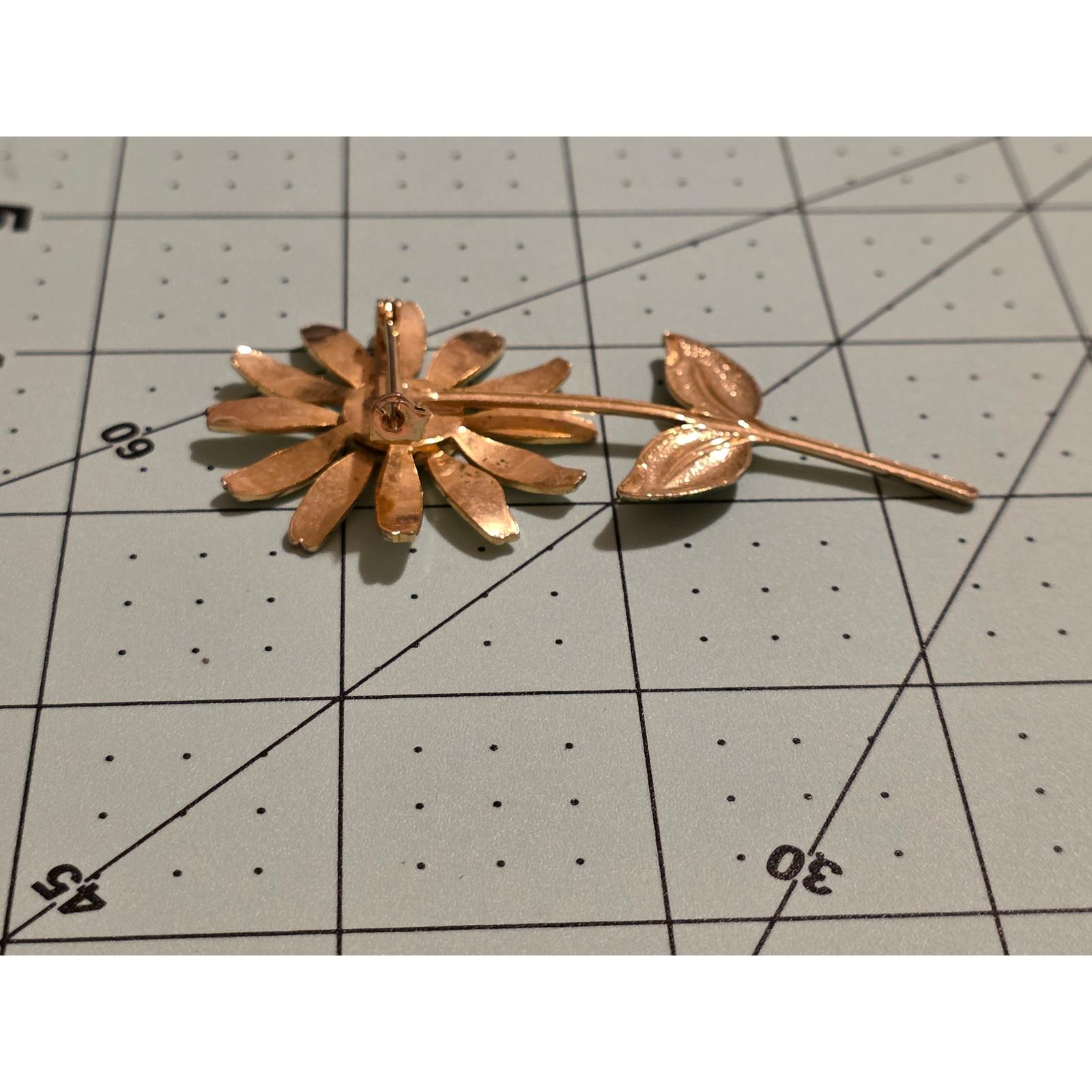 Vintage 1960s Enamel Daisy Flower Brooch Gold Tone Long Stem Mod Floral Pin 3" - View 4