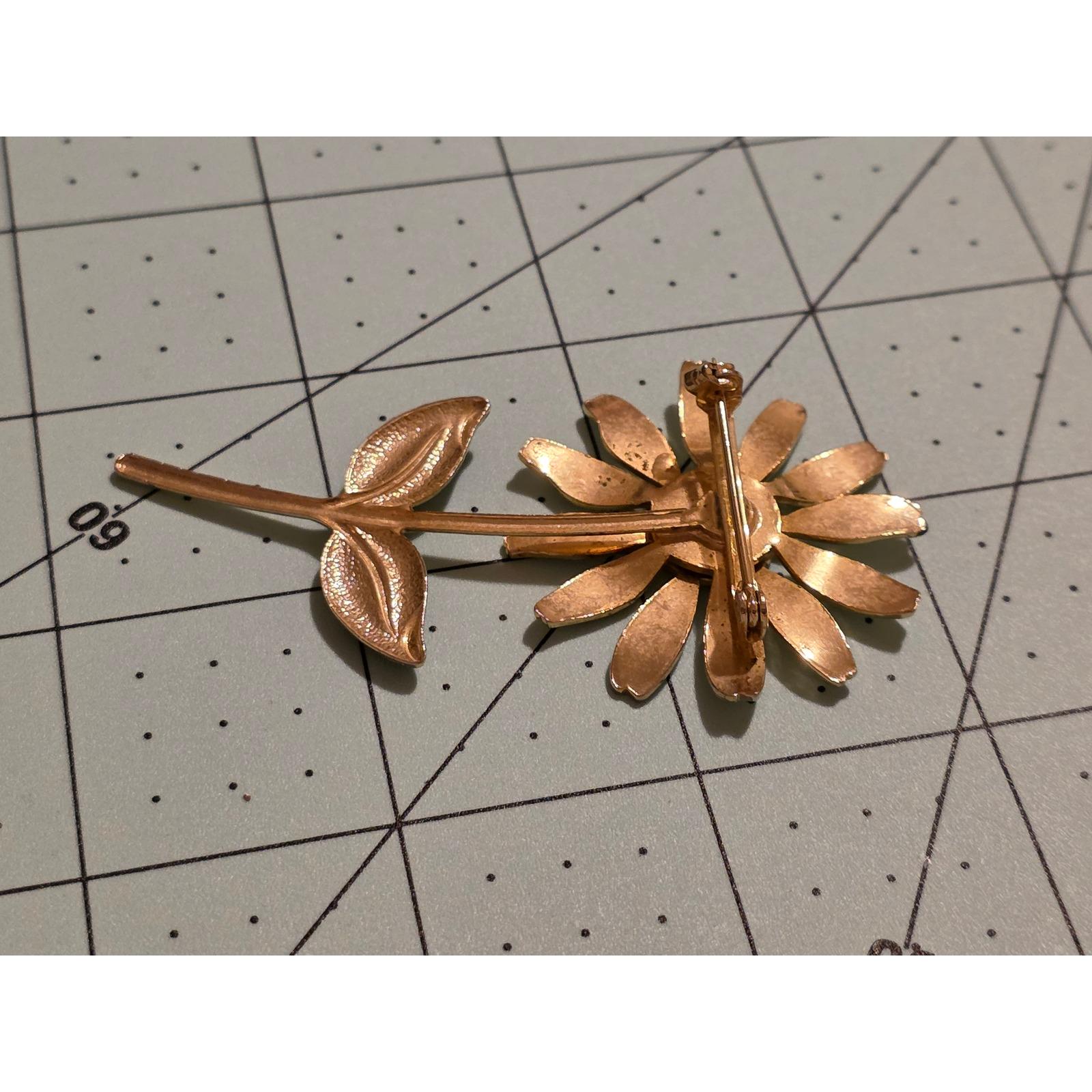 Vintage 1960s Enamel Daisy Flower Brooch Gold Tone Long Stem Mod Floral Pin 3" - View 6