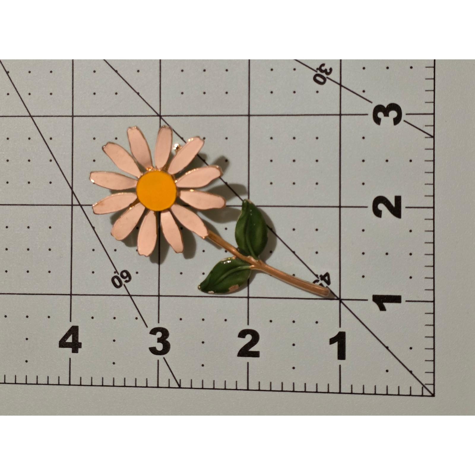 Vintage 1960s Enamel Daisy Flower Brooch Gold Tone Long Stem Mod Floral Pin 3" - View 7