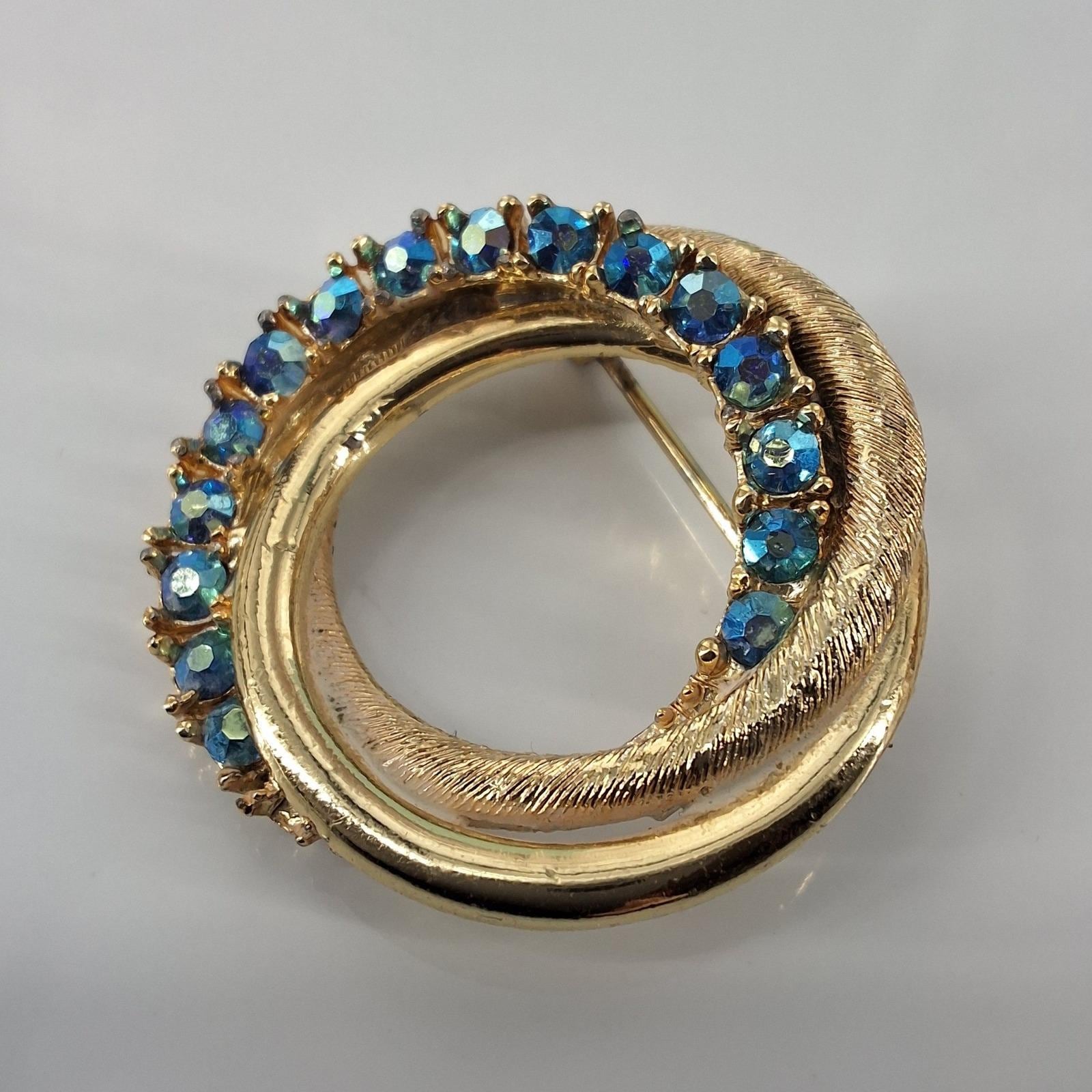 Vintage Blue Aurora Borealis Rhinestone Wreath Brooch Pin Gold Tone 1.25" - View 5
