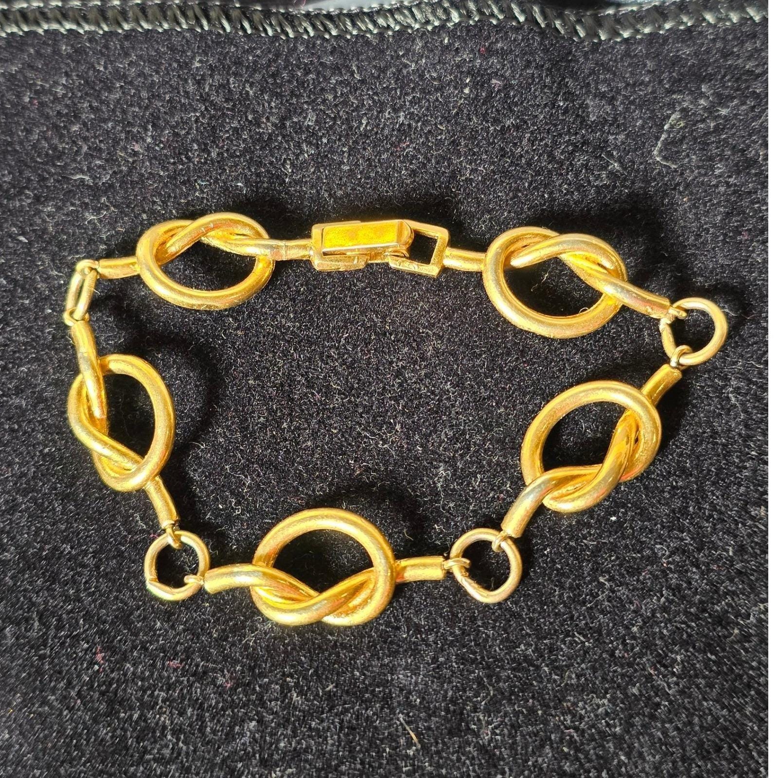 Vintage Crown Trifari Gold Tone Pretzel Link Bracelet 6.5" Mid-Century Designer - View 4