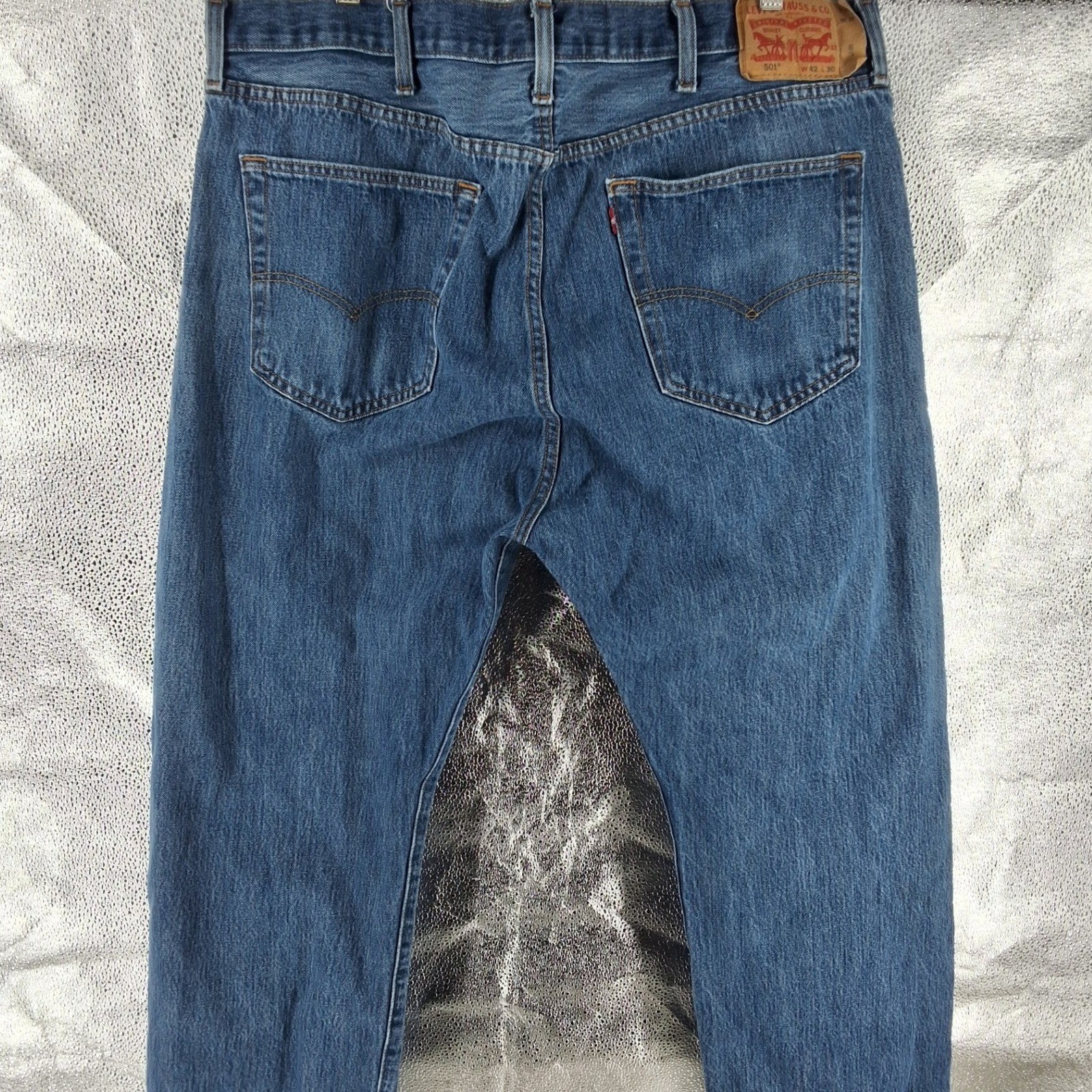 Levis 501 Original Fit Mens Jeans W42 L30 Medium Wash Blue Button Fly Straight - View 4