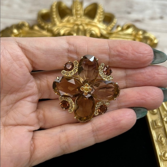 Vintage Unsigned Monet‎ Gold Tone Leaf Brooch Pin - View 7