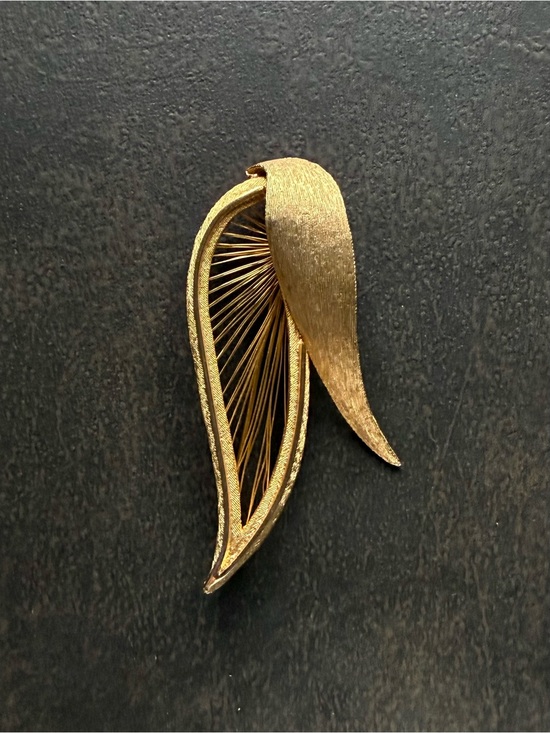 Vintage Unsigned Monet‎ Gold Tone Leaf Brooch Pin - View 12
