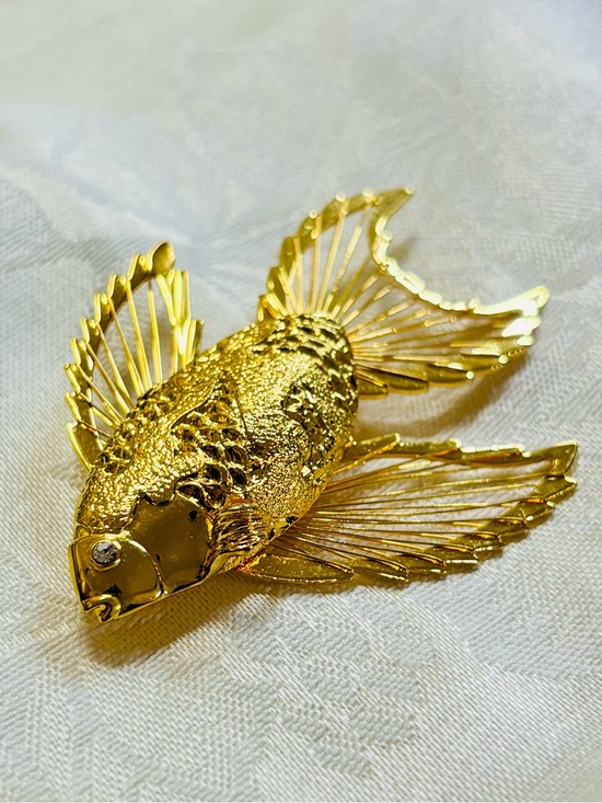 Vintage Unsigned Monet‎ Gold Tone Leaf Brooch Pin - View 14