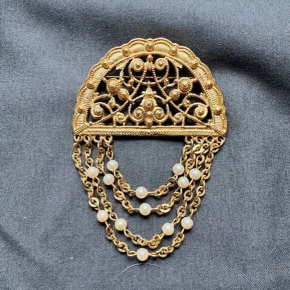 Vintage Unsigned Monet‎ Gold Tone Leaf Brooch Pin - View 16