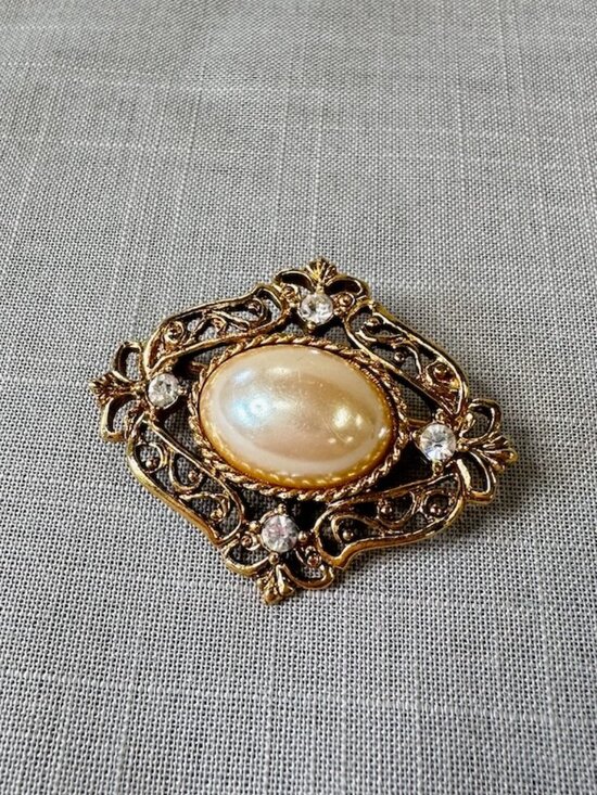 1928 Jewelry Yorkies in Rain Gold Tone Brooch Pink Porcelain Rose Faux Pearl - View 20