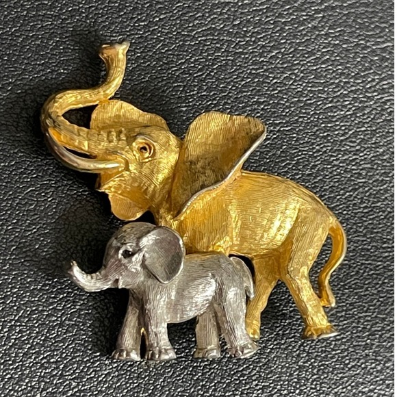 Vintage JJ Jonette Jewelry Gold Tone Cat and Dangling Mouse Brooch Pin Novelty - View 15