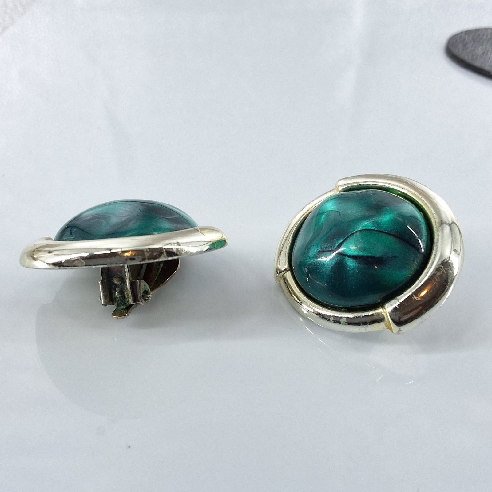 Vintage Emerald Green Marbled Cabochon Gold Tone Round Clip On Earrings 1" - View 4