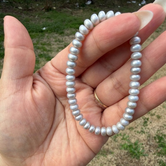 Lustrous Lavender Grey Freshwater Pearl Stretch Beaded Bracelet - View 9